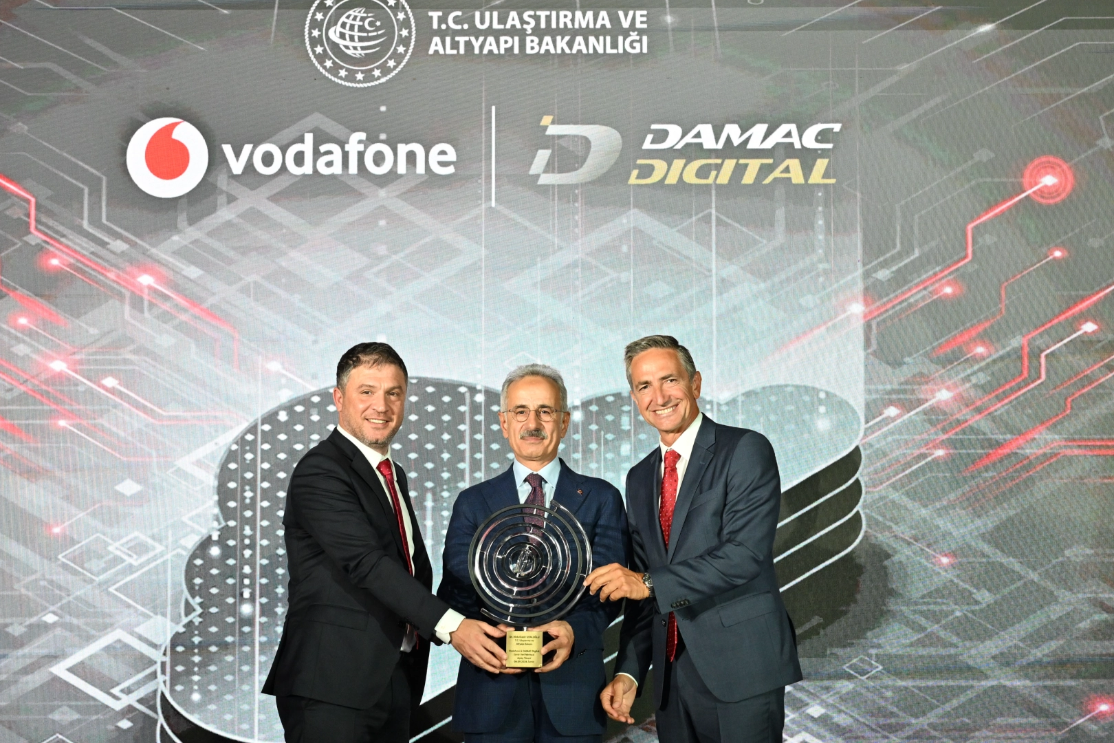 Vodafone, DAMAC Digital İş Birliğiyle İzmir Veri Merkezi’nin İlk Fazını Yaklaşık 100 Milyon Dolarlık Yatırımla Hizmete Açtı
