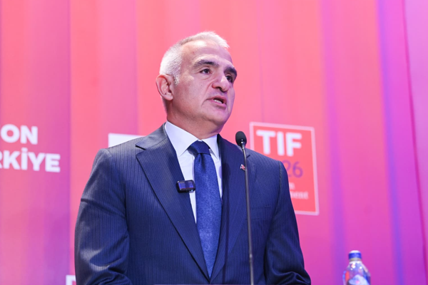 Bakan Ersoy: Antalya’daki yangınlara müdahale sürüyor