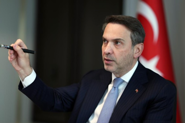 Bakan Bayraktar, şehit ailelerini ziyaret etti