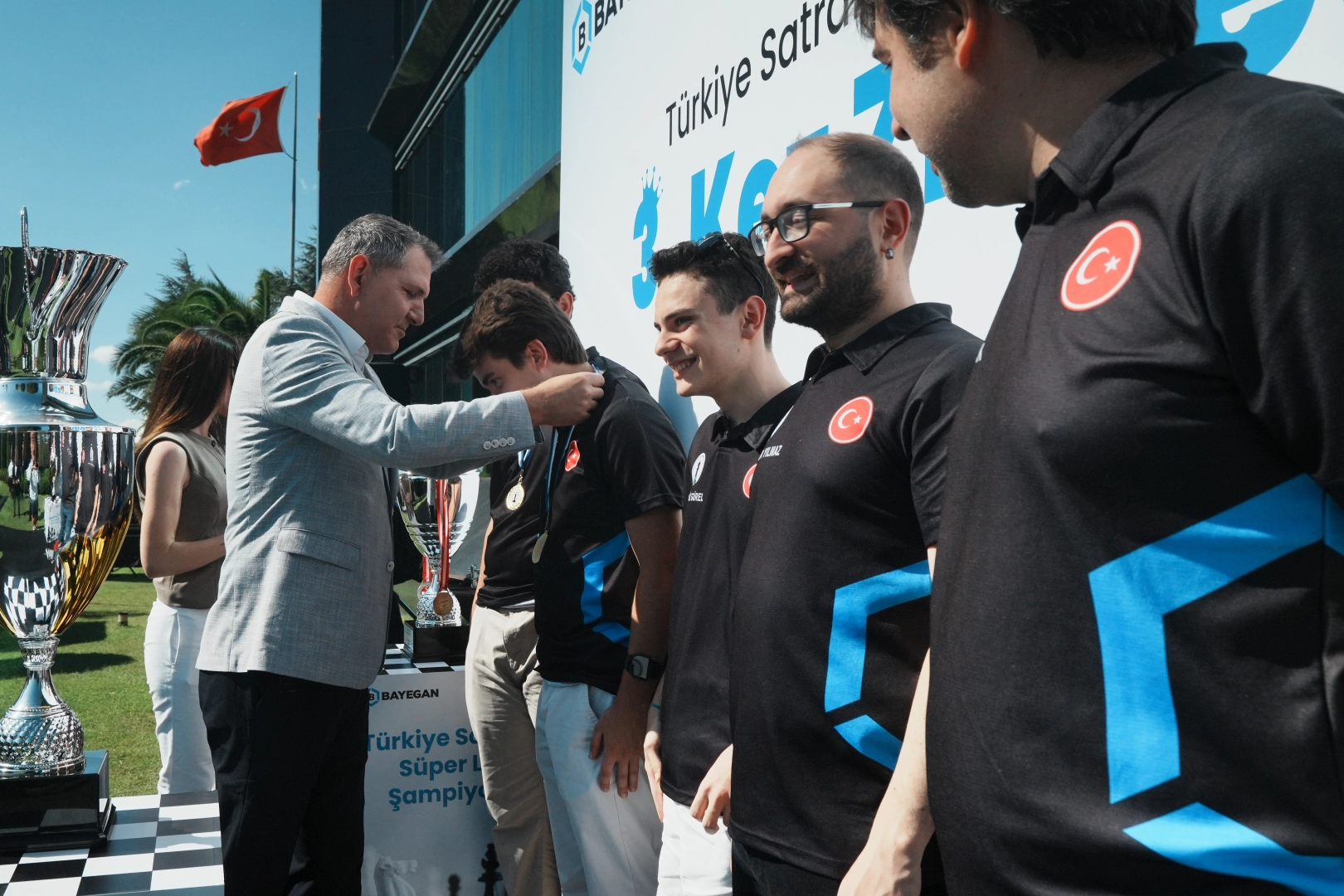 15’te 15 Yapan Bayegan Pendik Satranç Şampiyonluğunu Kutladı