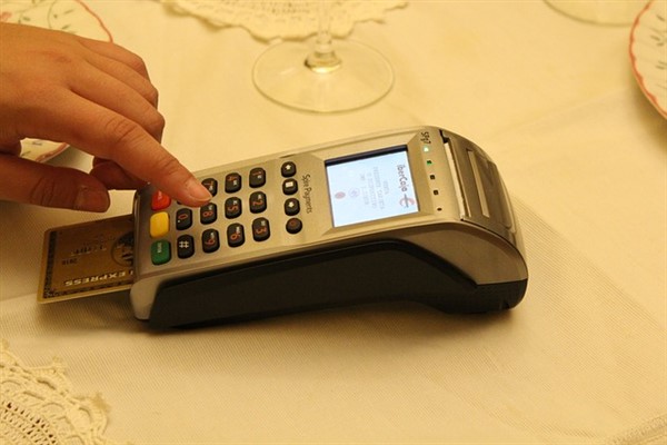 Banka ve kredi kartı harcamaları 690,9 milyar TL'ye geriledi