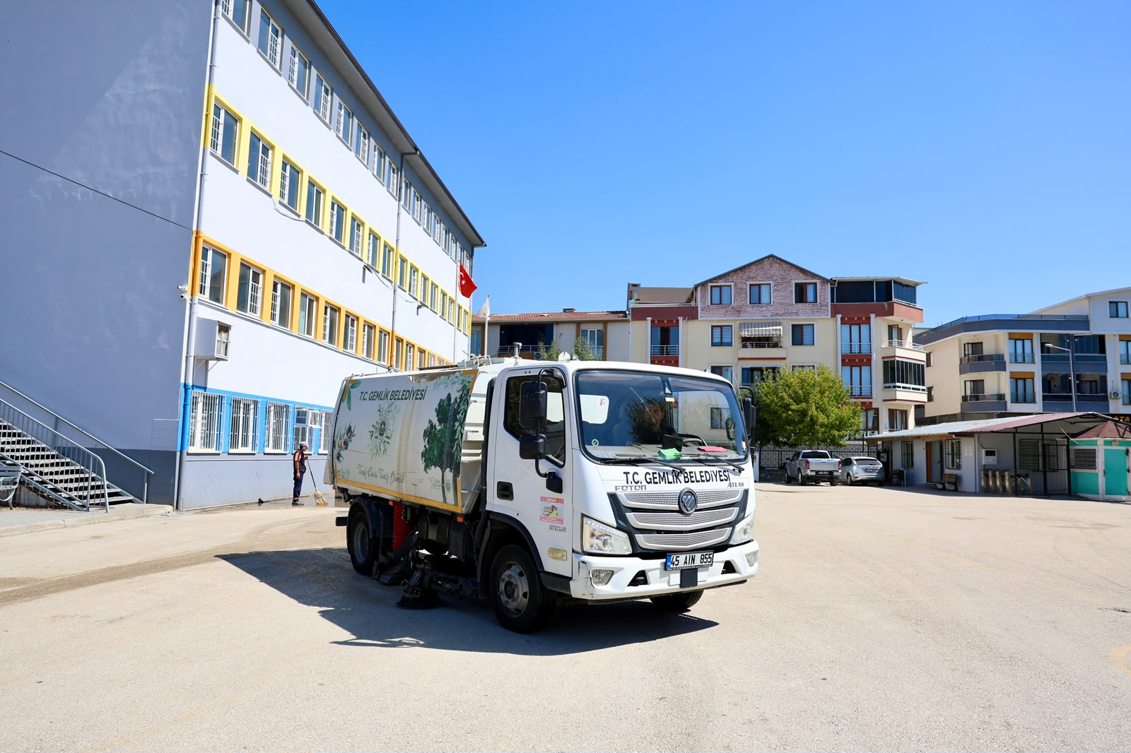 Gemlik’te okullarda yeni eğitim yılı öncesi temizlik çalışması