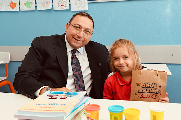Üsküdar’da yeni eğitim yılı öğrencilere beslenme çantası desteğiyle başladı