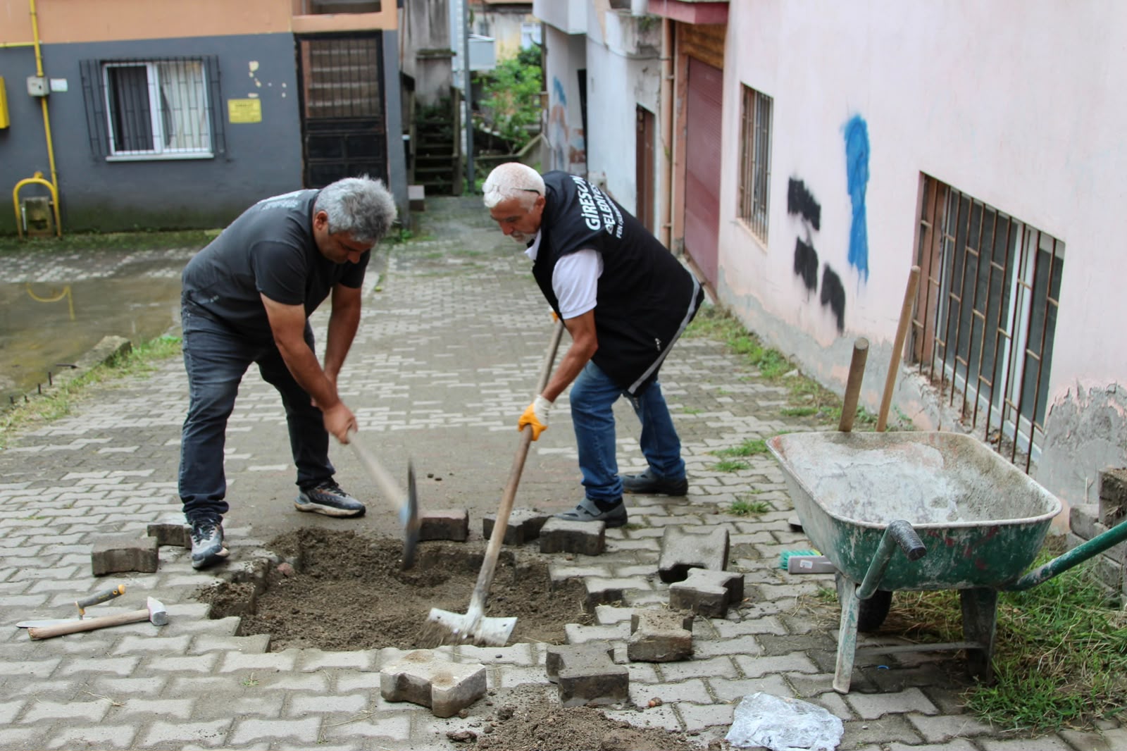 Giresun Belediyesi yol ve kaldırım çalışmalarını sürdürüyor