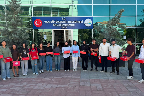 Van’da 21 öğrenci üniversitelerin ilgili bölümlerine yerleşti