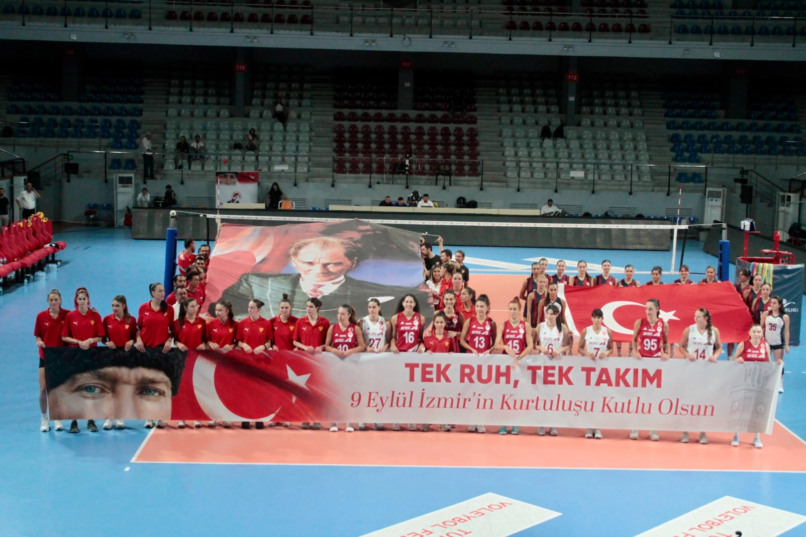Aras Kargo Spor Kulübü’nün Ev Sahipliğinde Kadın Voleybol Takımları İzmir’in Kurtuluşunu Kutlamak için Sahadaydı