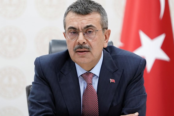 Bakan Tekin, Cumhurbaşkanı Erdoğan ile şarkı söyleyen öğrencileri kabul etti
